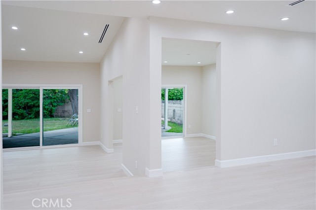 Detail Gallery Image 19 of 44 For 16840 Superior St, Northridge,  CA 91343 - 4 Beds | 3 Baths