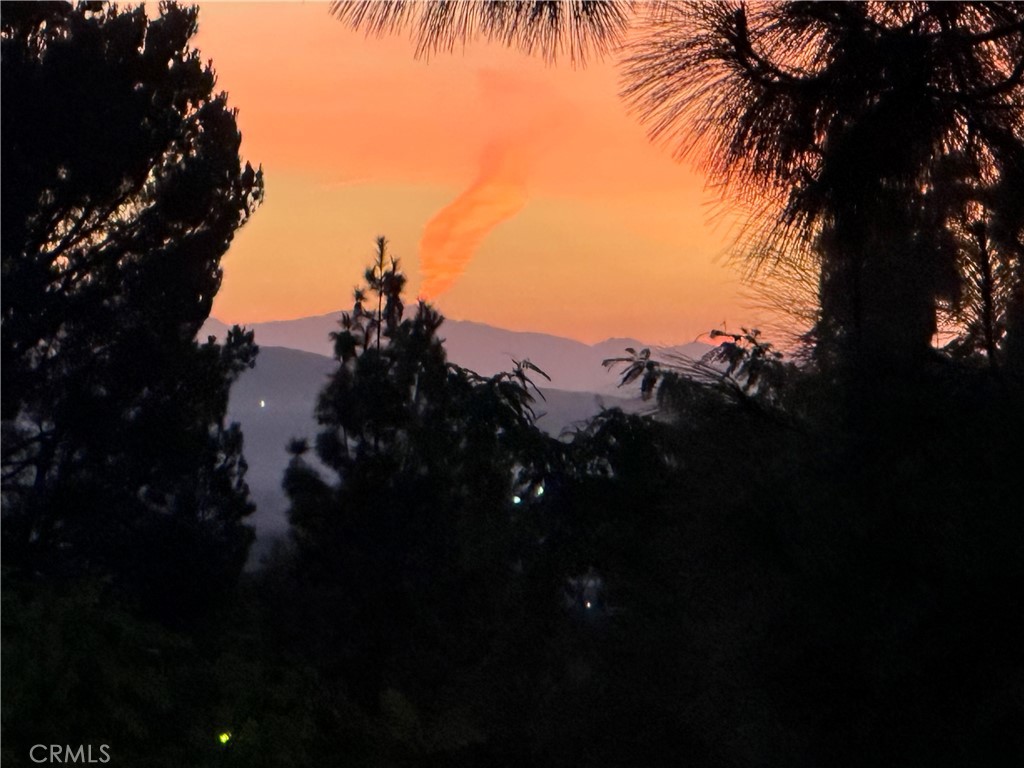 https://media.crmls.org/medias/55abf574-d09e-4832-92a1-ae8536a04ab3.jpg?preset=X-Large