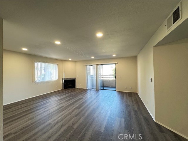 Detail Gallery Image 3 of 27 For 4717 Ben Ave #210,  Valley Village,  CA 91607 - 2 Beds | 2 Baths