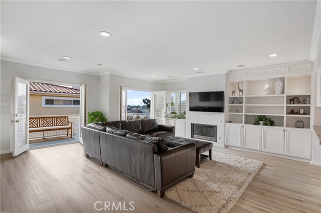202 Lucia Avenue, Redondo Beach, California 90277, 5 Bedrooms Bedrooms, ,3 BathroomsBathrooms,Residential,Sold,Lucia,SB21191520
