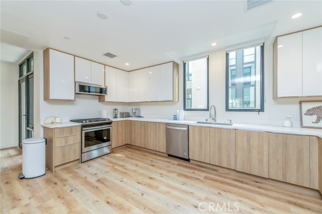 Detail Gallery Image 12 of 27 For 505 N Santa Anita #B,  Arcadia,  CA 91006 - 3 Beds | 3 Baths