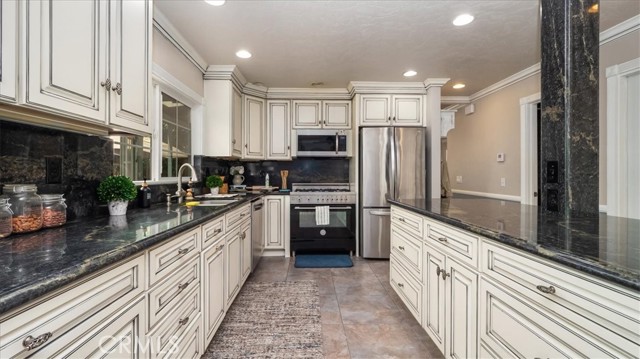 Detail Gallery Image 14 of 47 For 713 Sandy Ct, Redlands,  CA 92374 - 4 Beds | 2/1 Baths