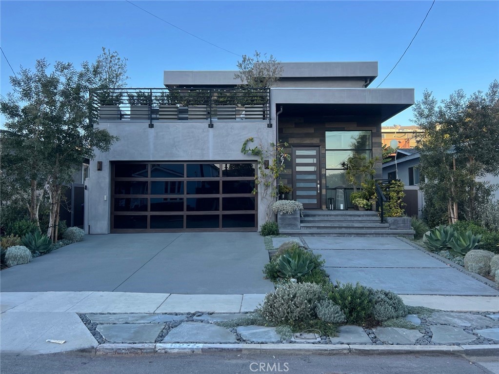 627 W Mariposa Avenue