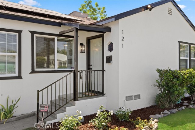 121 Myrtle Street, Bakersfield CA: https://media.crmls.org/medias/55b2c838-dd5e-4daa-a55c-94af3409763e.jpg