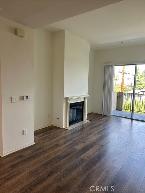 Detail Gallery Image 7 of 23 For 7551 Jordan #408,  Canoga Park,  CA 91303 - 3 Beds | 3 Baths