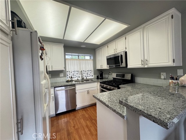 Detail Gallery Image 4 of 28 For 817 Live Oak Pl, Corona,  CA 92882 - 2 Beds | 2/1 Baths