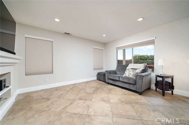 Detail Gallery Image 11 of 43 For 945 Ferndale, Corona,  CA 92881 - 3 Beds | 2/1 Baths
