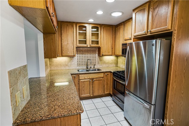 Detail Gallery Image 5 of 31 For 26741 Whispering Leaves Dr #B,  Newhall,  CA 91321 - 2 Beds | 2 Baths