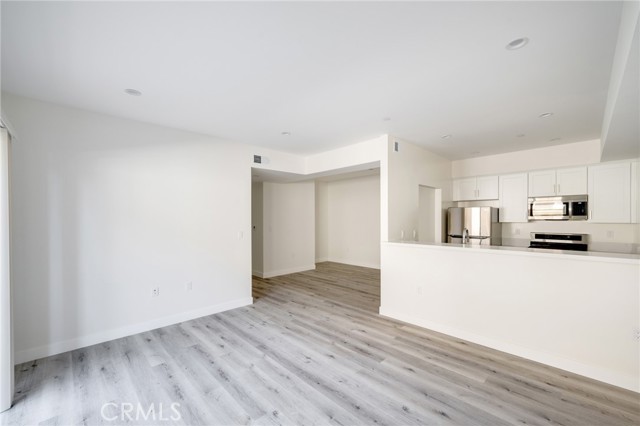 Detail Gallery Image 5 of 19 For 14526 Hartland St #306,  Van Nuys,  CA 91405 - 2 Beds | 2 Baths