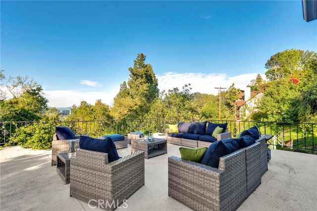 5187 Llano Drive, Woodland Hills CA: https://media.crmls.org/medias/55bb4a23-8f4d-4164-8b87-552759588e81.jpg