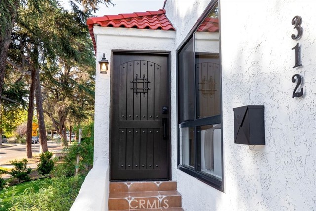 312 N Bronson Avenue, Los Angeles CA: https://media.crmls.org/medias/55bb8baa-cc2b-4dbf-9fce-495e247d201d.jpg