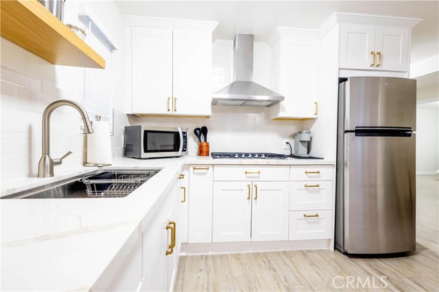 3720 S St Andrews Place, Los Angeles CA: https://media.crmls.org/medias/55bbc35a-0272-4f20-8e00-9a368c669ca0.jpg
