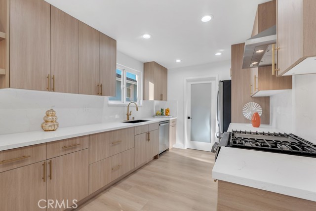 Detail Gallery Image 15 of 41 For 11722 Hayvenhurst, Granada Hills,  CA 91344 - 4 Beds | 3 Baths