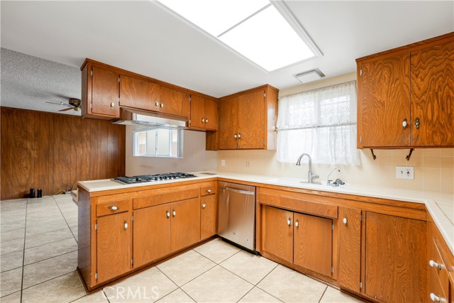 1300 Oak Avenue, Carlsbad CA: https://media.crmls.org/medias/55bdeda6-e0a0-4b10-934c-c5ce2b086468.jpg