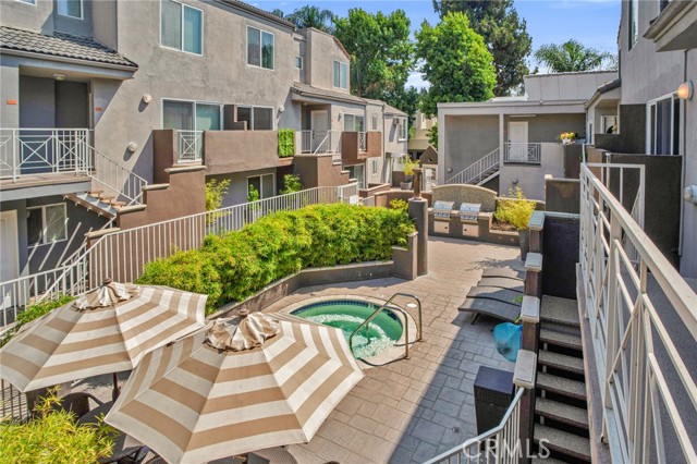 355 N Maple Street, Burbank CA: https://media.crmls.org/medias/55bfbe88-08c5-46eb-84fd-8ec710a8867f.jpg