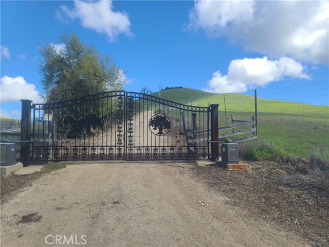 Detail Gallery Image 13 of 21 For 9308 Chimney Rock Rd, Paso Robles,  CA 93446 - 6 Beds | 4 Baths