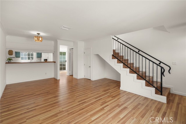 Detail Gallery Image 3 of 27 For 305 E Valencia Ave #E,  Burbank,  CA 91502 - 2 Beds | 2/1 Baths