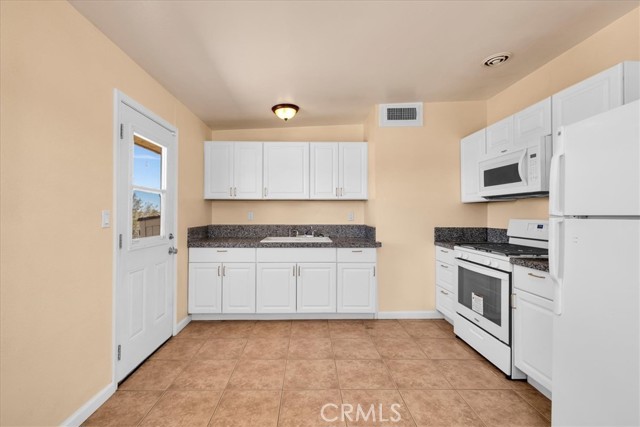 58382 Sunny Sands Drive, Yucca Valley CA: https://media.crmls.org/medias/55c166ae-bd52-4d68-860b-4f8d0e49d724.jpg