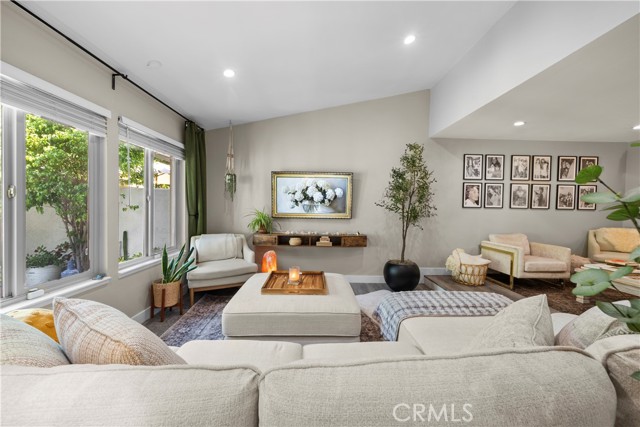 Detail Gallery Image 9 of 45 For 10214 Larwin Ave #3,  Chatsworth,  CA 91311 - 4 Beds | 3 Baths