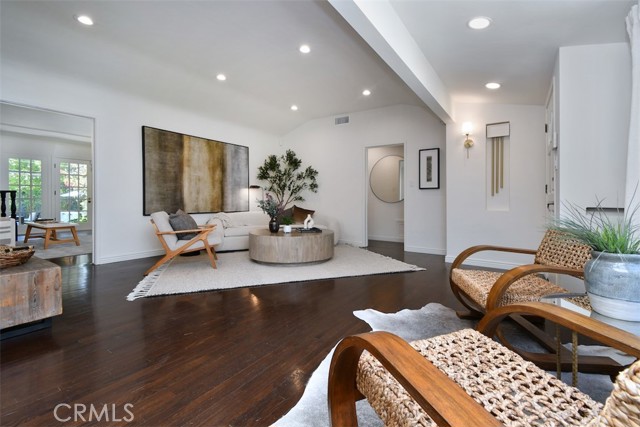 4058 Shadyglade Avenue, Studio City CA: https://media.crmls.org/medias/55c2b353-c1e5-4609-bd45-73df0a47878c.jpg