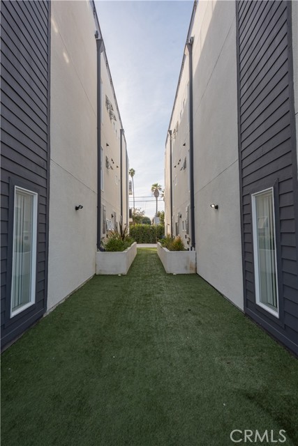 2725 S La Brea Avenue, Los Angeles CA: https://media.crmls.org/medias/55c3bcb9-4c16-40bf-b3d7-a405f4e66ddc.jpg