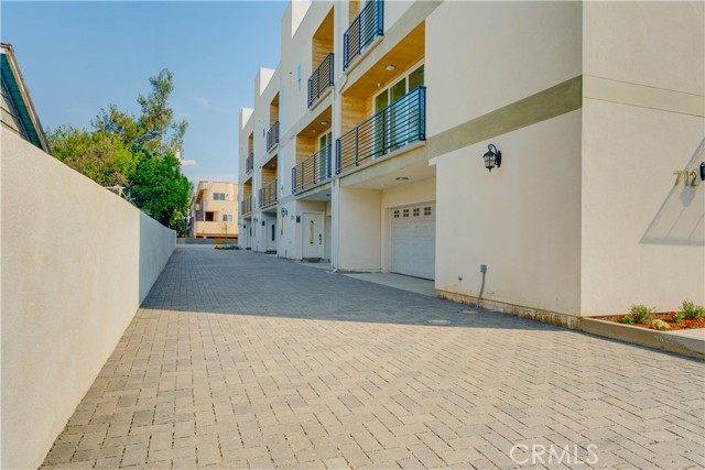 712 N Chestnut Avenue, Los Angeles CA: https://media.crmls.org/medias/55c57b3e-35ef-455f-a7c1-067eb6287972.jpg
