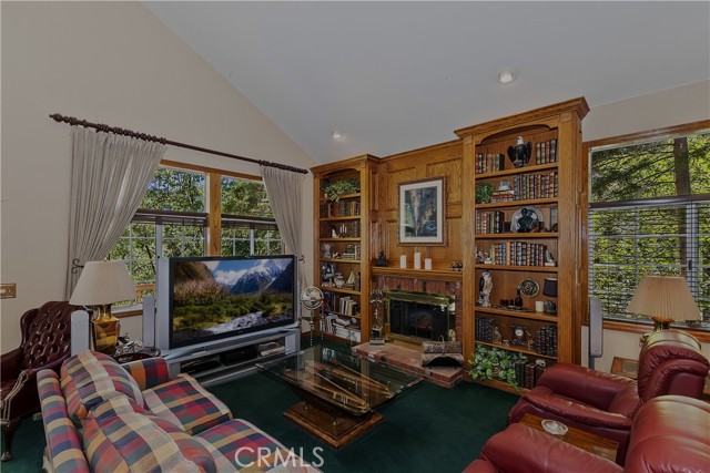 Detail Gallery Image 4 of 54 For 30184 Skyline Dr, Running Springs,  CA 92382 - 3 Beds | 2/1 Baths