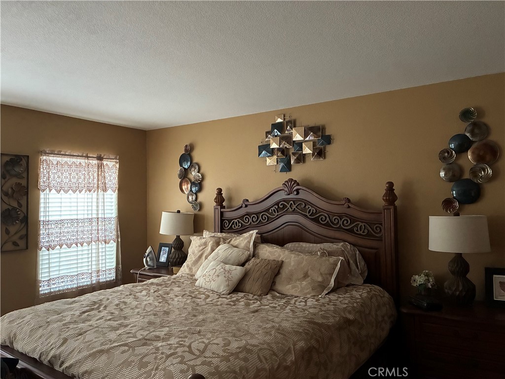 https://media.crmls.org/medias/55c7cf6e-54c1-4b8e-a3f2-520dd742a760.jpg?preset=X-Large