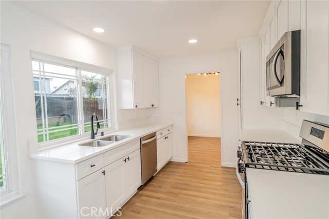 Detail Gallery Image 15 of 49 For 1544 Dahlia Cir, Corona,  CA 92882 - 4 Beds | 2/1 Baths