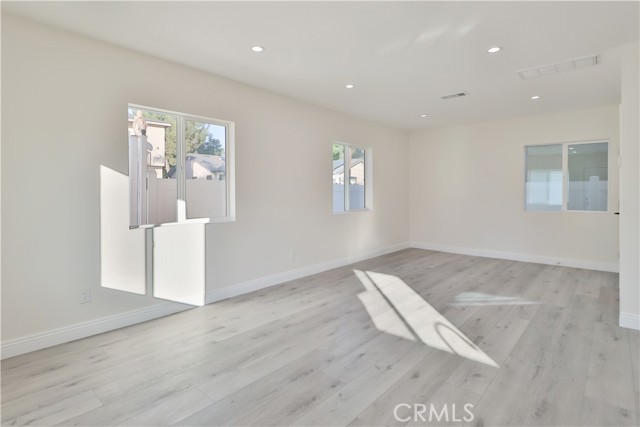 22133 1/2 Victory Boulevard, Canoga Park CA: https://media.crmls.org/medias/55c8c451-cfcd-45b3-84b7-c61cb607eb82.jpg