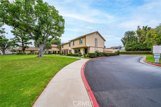 201 W Alton Ave, Santa Ana CA: https://media.crmls.org/medias/55cd7a8b-cb23-48b7-a95d-95c178585190.jpg