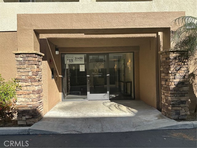 21450 Burbank Boulevard, Woodland Hills CA: https://media.crmls.org/medias/55cee525-c785-4f1f-8722-aa29181d99e9.jpg