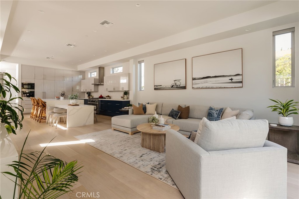 664 Rosecrans Avenue