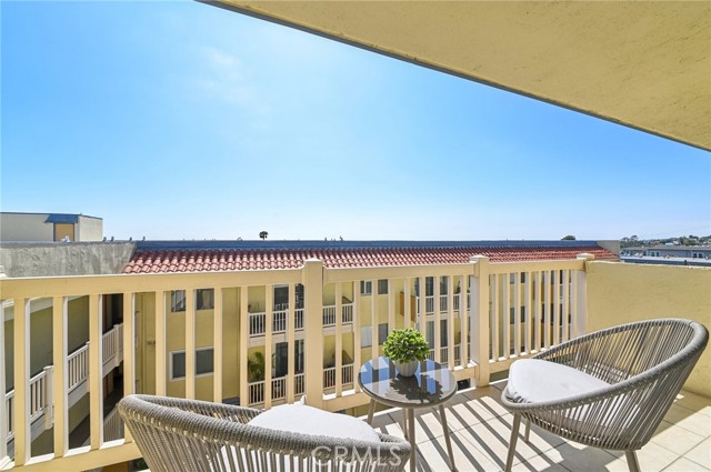 1707 Pacific Coast Highway, Hermosa Beach, California 90254, 2 Bedrooms Bedrooms, ,2 BathroomsBathrooms,Residential,Sold,Pacific Coast Highway,SB24105378