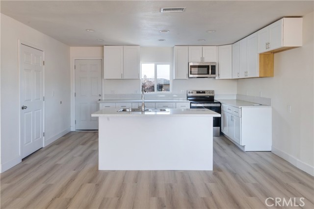 Detail Gallery Image 3 of 22 For 17820 Sycamore St, Hesperia,  CA 92345 - 4 Beds | 5 Baths