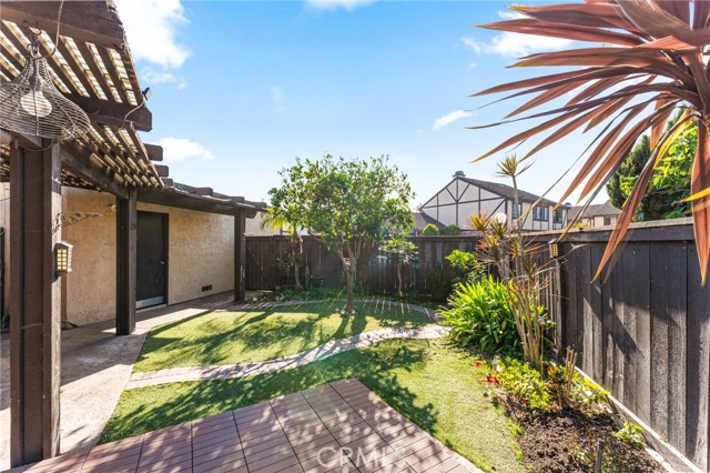 Detail Gallery Image 2 of 24 For 14870 Stonehedge Ln, Westminster,  CA 92683 - 2 Beds | 2 Baths