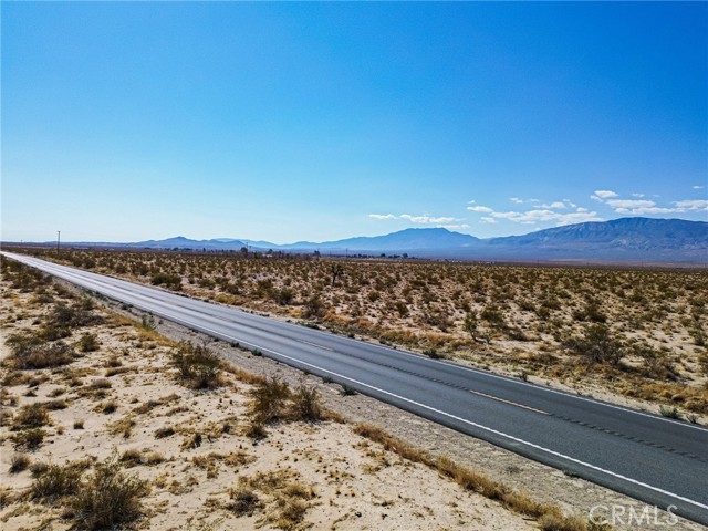 37898 Old Woman Springs Road, Lucerne Valley CA: https://media.crmls.org/medias/55da06d8-80c1-4589-8dd9-5e7f1a91856c.jpg