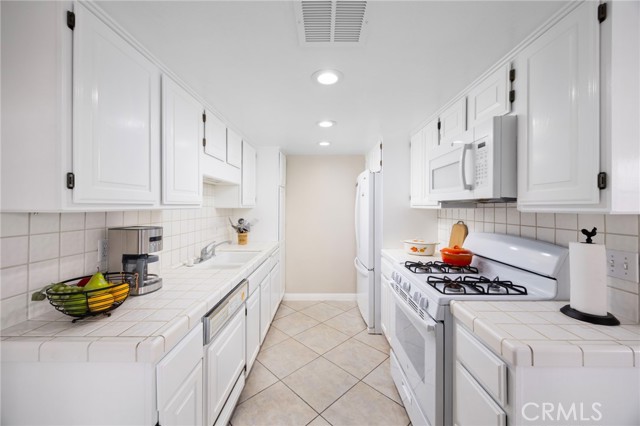 Detail Gallery Image 4 of 17 For 10418 Bogardus, Whittier,  CA 90603 - 3 Beds | 3 Baths