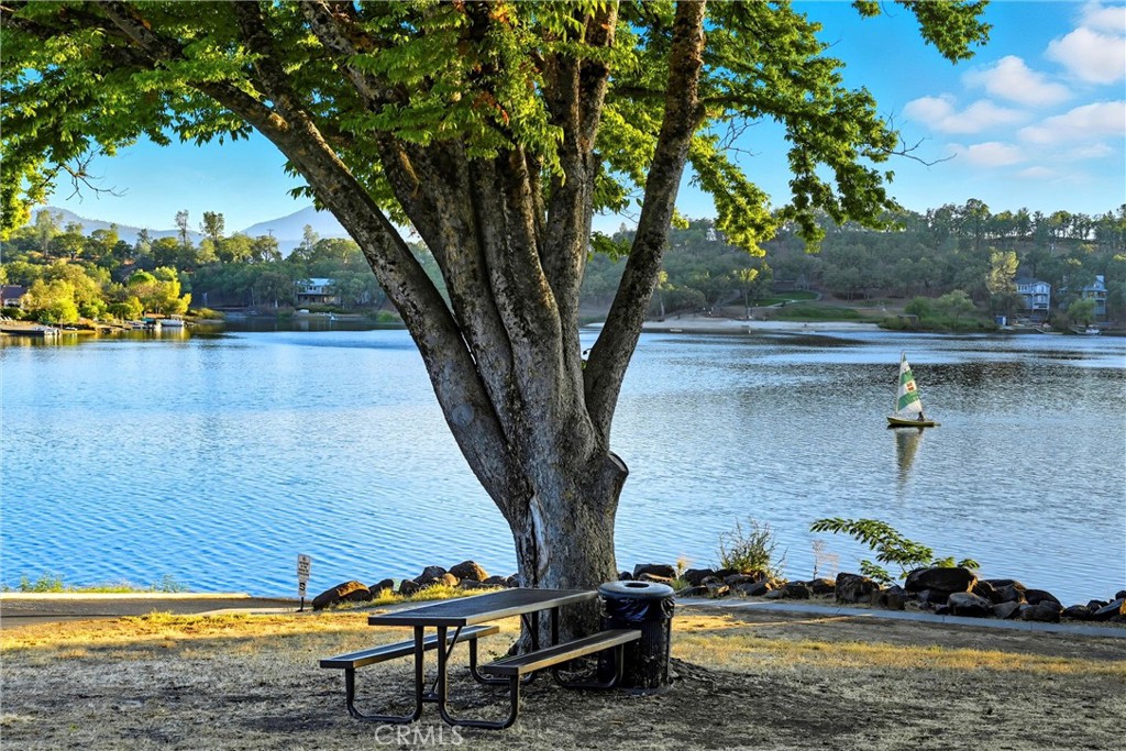 https://media.crmls.org/medias/55de0f74-9590-4537-a406-02523446f955.jpg?preset=X-Large