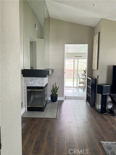 Detail Gallery Image 3 of 34 For 14241 Elizabeth Ct, Fontana,  CA 92337 - 2 Beds | 2 Baths