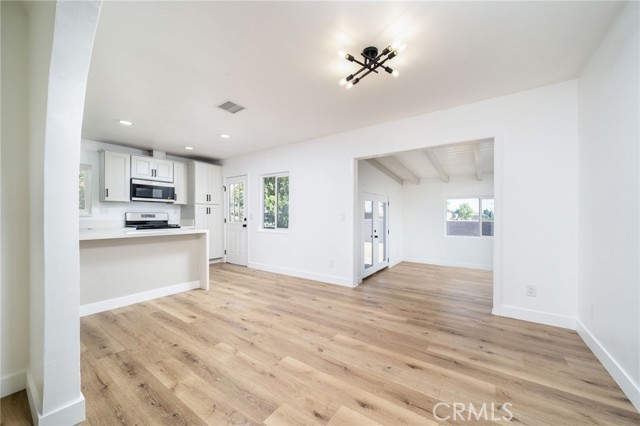321 W Scott Street, Rialto CA: https://media.crmls.org/medias/55de8eba-2476-491f-aee3-286cf8199625.jpg