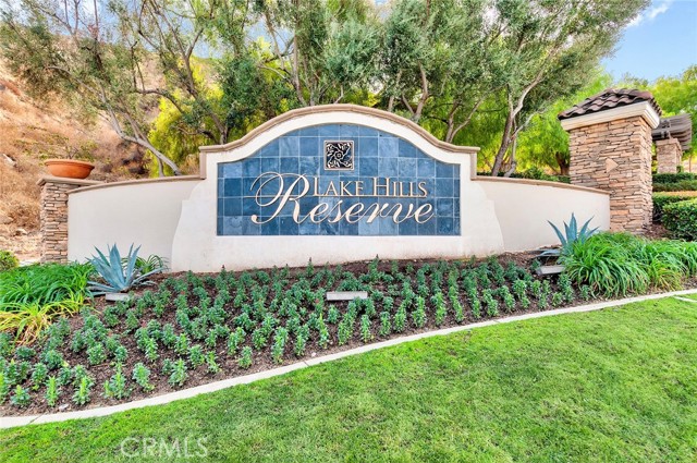 16183 Village Meadow Drive, Riverside CA: https://media.crmls.org/medias/55e0b7d3-70fd-4b29-a8c0-4e9fbc86ce1a.jpg