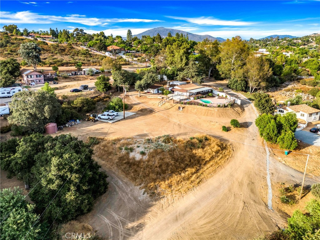https://media.crmls.org/medias/55e70bc9-1384-4bdc-8e3d-d3b8099ed9bc.jpg?preset=X-Large
