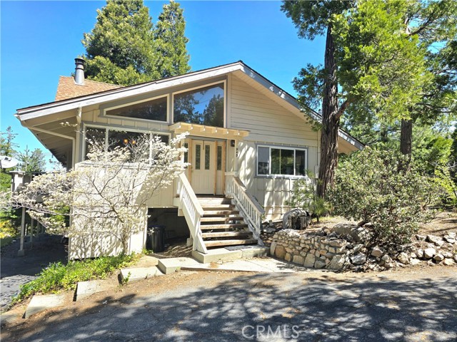 943 Grass Valley Road, Lake Arrowhead CA: https://media.crmls.org/medias/55e976f5-17bc-49de-b01e-8ba83f91c104.jpg