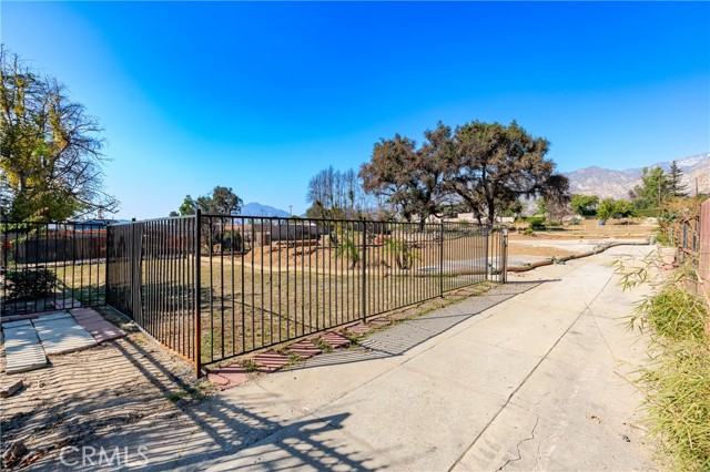 95 E Calaveras Street, Altadena CA: https://media.crmls.org/medias/55ea369b-4e11-476b-8122-0a3a440fa3bf.jpg