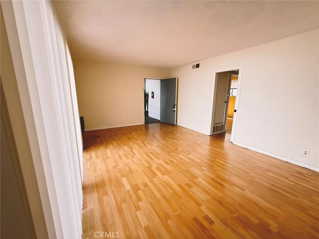 https://media.crmls.org/medias/55eb7eae-a5d3-4aa6-b13f-624d3cc55415.jpg?preset=X-Large
