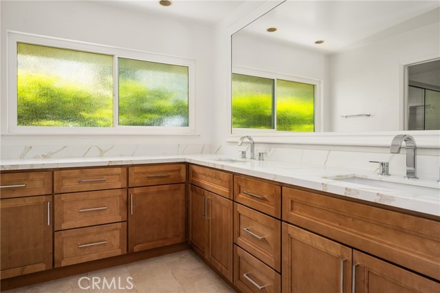 2815 Blue Water Drive, Corona del Mar CA: https://media.crmls.org/medias/55f6c4c4-6d91-469d-83a1-35d81b04d22e.jpg
