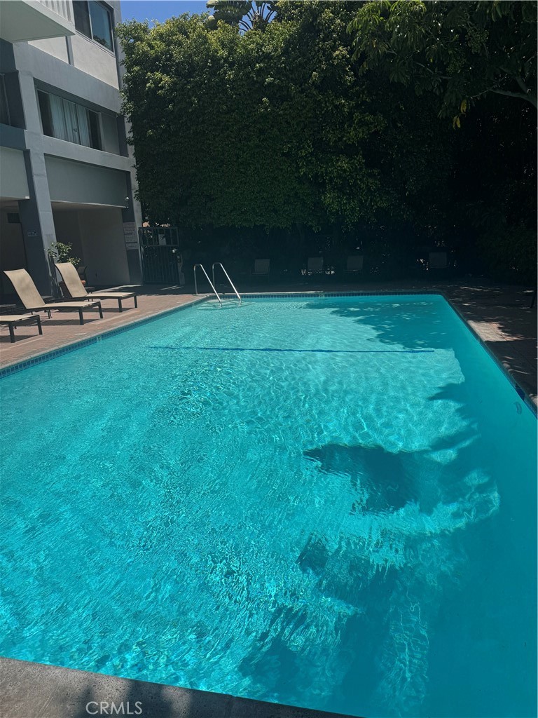 https://media.crmls.org/medias/55f78768-4f9c-4b0c-8de3-0f5ee104a475.jpg?preset=X-Large