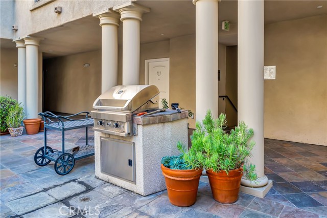 Detail Gallery Image 11 of 75 For 15206 Burbank Bld #209,  Sherman Oaks,  CA 91411 - 2 Beds | 2/1 Baths