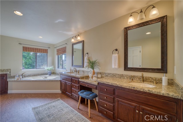 Dual sink vanity area